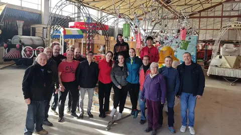 Membres de la Comissió Cavalcada de BAT engalanant les carrosses