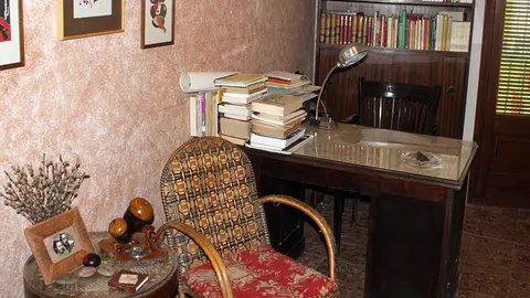 IMATGE D'ARXIU · Escriptori de Manuel de Pedrolo a la casa familiar del carrer Major de Tàrrega