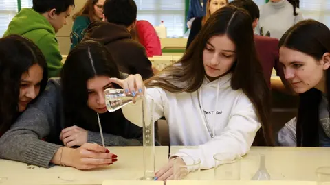 Joves de 4t d'ESO experimentant - Foto: Anna Berga