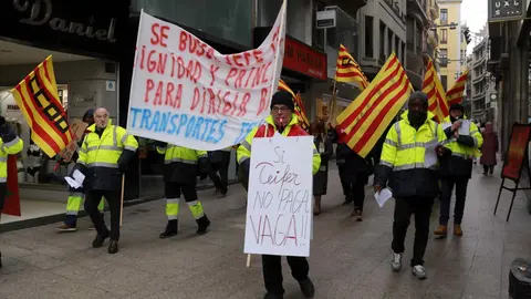 Treballadors en vaga de l'empresa transports Teifer durant una protesta al carrer Major de Lleida - Foto: Anna Berga