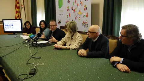 Representats de l'Ajuntament de Mollerussa, d'ACUDAM i de les empreses CISCO i Datacom.Global al balanç del projecte 'Un clic, i parlem?' a l'Ajuntament de Mollerussa - Foto: Anna Berga