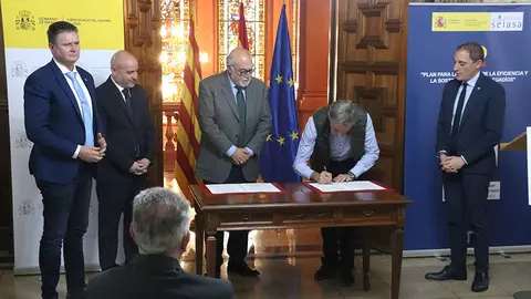 Un moment de la signatura de l'addenda del conveni - Foto: Ignasi Gómez