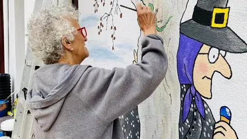 La il·lustradora Roser Capdevila dibuixa en un mural basat en un dels seus personatges més famosos - Foto: Cedida per Animac