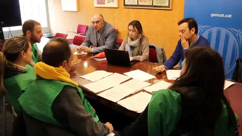 Afectats i membres de la PAH Lleida durant una reunió amb els Serveis Territorials de Drets Socials i Justícia de Lleida - Foto: Anna Berga