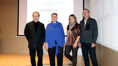 La directora de l'Associació Alba, Maite Trepat, amb els participants de la taula rodona que s'ha fet en el marc de la present del marc estratègic 2030 de l'entitat a Tàrrega - Foto: Anna Berga