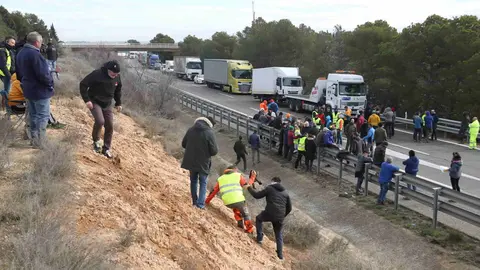 Pagesos accedint a peu per tallar l'AP-2 a l'altura de Soses - Foto: Ignasi Gómez