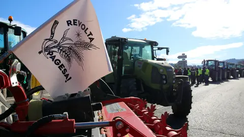 Una pancarta on es llegeix 'revolta pagesa' al tall de la C-14 a Ciutadilla, a l'Urgell - Foto: Anna Berga
