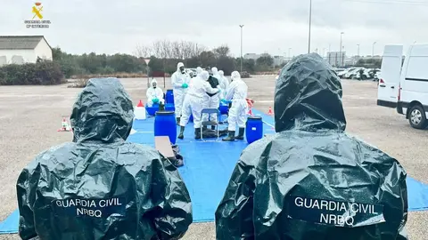 Agents de la Guàrdia Civil durant un exercici pràctic de formació NRBQ a l'aearoport de Reus divendres passat - Foto: Cedida per la Guàrdia Civil