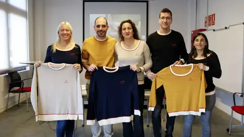 Representants de Ponent Coopera i de les cooperatives que formen Teixint Futurs mostren els jerseis exclusius que es donaran als mecenes durant la presentació del projecte a Tàrrega - Foto: Anna Berga