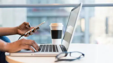 Imatge d'arxiu treball feina ocupació orientació laboral atur SOC - Foto: Christina Morillo (Pexels)