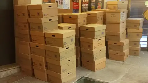 Caixes amb les restes òssies de la necròpolis de Roquetes a l'entrada del Museu de Tàrrega-Urgell abans de ser traslladades a Barcelona - Foto: CUP Tàrrega