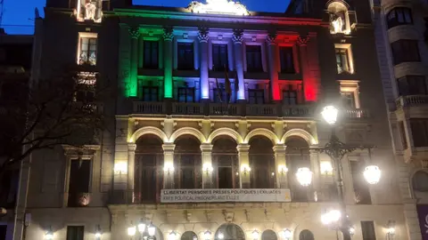 Imatge Acte 27 de febrer (il·luminació façana) a la Paeria (arxiu)
