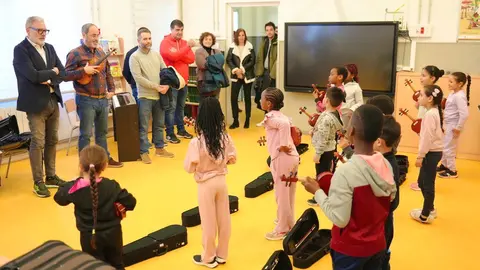 L'alcalde de Lleida, Fèlix Larrosa, acompanyat del tinent d'alcalde Regidor d'Acció i Innovació Social i Regidor de Participació i Drets Civils, Carlos Enjuanes, el Regidor d'Educació i Joventut, Xavi Blanco - Foto: Ajuntament de Lleida