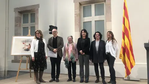 Membres de la Federació Salut Mental Catalunya amb Eva Barta, Mercè Torrentallé i la presidenta del Parlament, Anna Erra