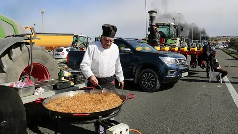 Un home prepara un centenar de racions de fideuà al tall de l'A-2 a Tàrrega
Data de publicació: dimecres 28 de febrer del 2024, 13:57
Localització: Tàrrega / Bassella
Autor: Anna Berga