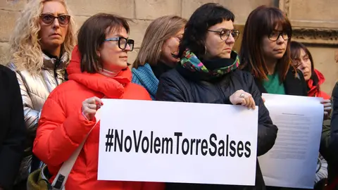 Comerciants amb pancartes en contra del parc comercial projectat a Torre Salses durant la lectura del manifest a favor del comerç local de Lleida - Foto: Alba Mor