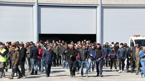 Els pagesos i ramaders de l'A-2 a Tàrrega després de l'assemblea que han celebrat en una empresa vora de l'autovia - Foto: Ignasi Gómez