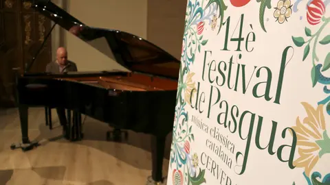Part del cartell del 14è Festival de Pasqua de Cervera amb el pianista Albert Guinovart tocant al fons - Foto: Anna Berga