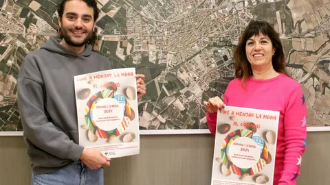 L'alcaldessa Alba Pijuan Vallverdú i el regidor de Cultura, Miquel Nadal, amb el cartell de l'activitat