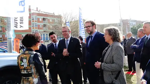 Les autoritats durant el seu recorregut pel 43è Saló de l'Automòbil - Foto: E. Barta