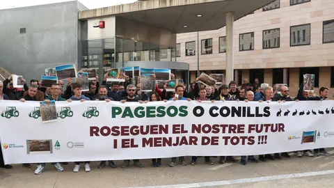 Concentració de suport als representants de les organitzacions agràries a les portes dels jutjats de Lleida - Foto: Ignasi Gómez