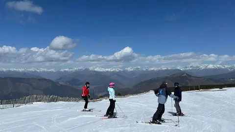 Esquiadors a les pistes de Port Ainé amb el domini obert gairebé al 100% encarant la recta final de temporada - Foto: Oriol Bosch