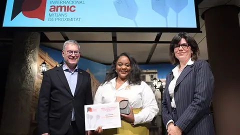 Candice Fortman, directora executiva d''Outlier Media' de Detroit (EUA), recollint el guardó del primer Premi Internacional AMIC de Mitjans de Proximitat en la categoria Internacional - Foto: Ivan Giménez