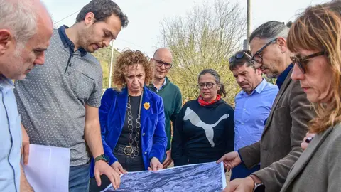 La consellera de Territori, Ester Capella, observant el mapa de l'Eix de Comiols - Foto: Redacció
