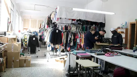 Espai de Troballes on els treballadors organitzen la roba - Foto: Alba Mor