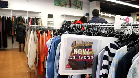 Roba d'una de les botigues de Lleida, situada al carrer del Bisbe - Foto: Alba Mor