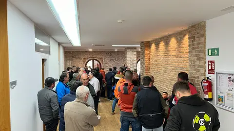 Pagesos afectats pel tancament del canal d'Urgell fent cua a les oficines de la Casa Canal per presentar reclamacions patrimonials - Foto: Oriol Bosch