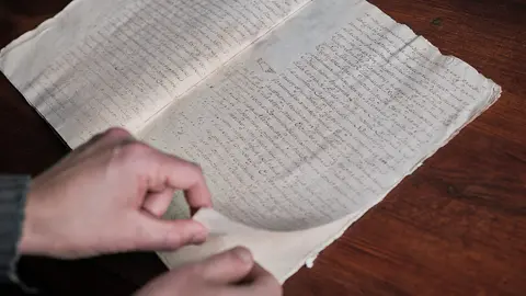 El document fundacional de l'hostal de Pinós - Foto: Oriol Clavera / Descobrir