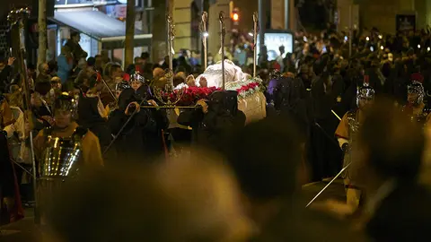 Durant la processó de Divendres Sant, la imatge és portada a espatlles fins que, en finalitzar, és retornada al seu lloc fins a l'any vinent - Foto: Portants del Crist Jacent