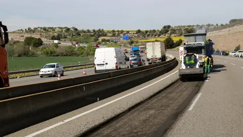 Treballs de millora del ferm de l'A-2 a Cervera en sentit Lleida i vehicles circulant en ambdós sentits de la marxa pel carril contrari a causa de les obres - Foto: Anna Berga