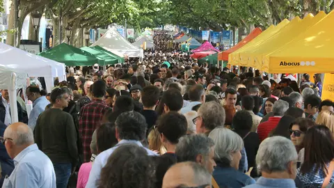 Imatge de l'avinguda Francesc Macià i la Rambla Ferran de Lleida, que acullen el gruix de parades de Sant Jordi a la ciutat
Data de publicació: diumenge 23 d’abril del 2023, 14:10
Localització: Lleida
Autor: Ignasi Gómez