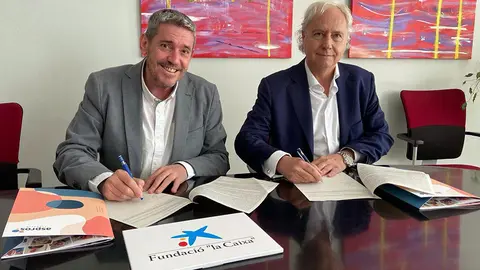01 Representants de la Fundació Aspros i de caixabank durant la signatura del conveni