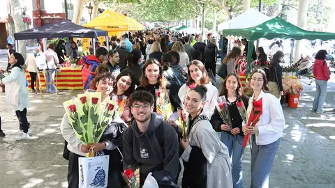 Un grup de joves amb roses a la Rambla Ferran de Lleida
Data de publicació: dimarts 23 d’abril del 2024, 13:39
Localització: Lleida
Autor: Ignasi Gómez