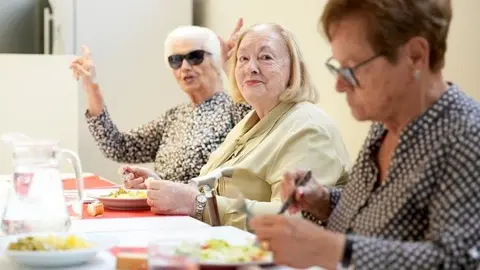 Entre altres iniciatives, la Fundació Catalunya La Pedrera organitza 'dinars en companyia', àpats saludables a persones grans que volen relacionar-se i sentir-se acompanyades i també a persones amb problemes cognitius lleus o moderats que tenen dificultats en la gestió dels àpats diaris . Foto: Fundació Catalunya La Pedrera