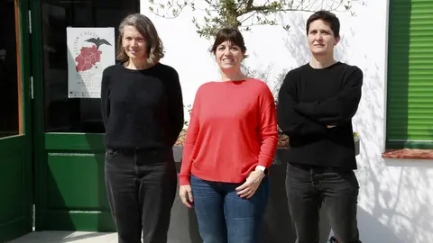 La directora executiva de FiraTàrrega, Natàlia Lloreta; l'alcaldessa i presidenta del Consell d'Administració de la Fira de Teatre al Carrer, Alba Pijuan, i la directora artística de FiraTàrrega, Anna Giribet, a les noves oficines de fira a Cal Trepat - Foto: Anna Berga