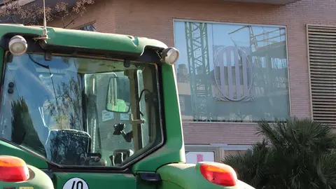 Un tractor aparcat davant la seu dels serveis territorials del Departament d'Acció Climàtica a Tarragona

Data de publicació: dimarts 27 de febrer del 2024, 11:38

Localització: Tarragona

Autor: Eloi Tost
