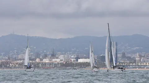 Les embarcacions de la II Regata per l'Alzheimer, amb Barcelona al fons - Foto: Aida Pallàs Barta