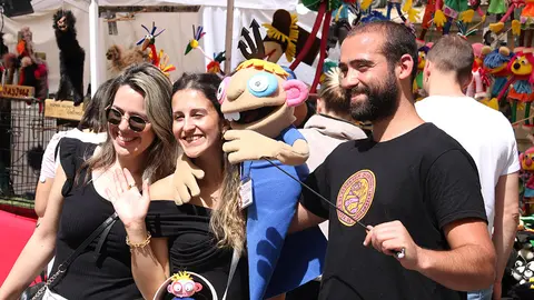 Dues dones es fan una foto amb un titella durant la fira a Lleida
Data de publicació: diumenge 05 de maig del 2024, 13:14
Localització: Lleida
Autor: Ignasi Gómez