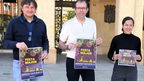 Àlex Culleré, Marc Solsona i Raquel Pueyo presentant el cartell de la Festa Major - Foto: Ajuntament de Mollerussa