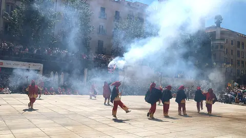 Els diables de Lleida actuen a la plaça Sant Joan sota la mirada de centenars de persones
Data de publicació: dissabte 11 de maig del 2024, 14:38
Localització: Lleida
Autor: Alba Mor