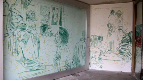 El mural que està fent Lily Brick al museu de Montserrat. Foto: ACN