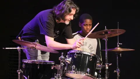 Un professor ensenya a tocar la bateria a un alumne.  Foto: Ignasi Gómez
