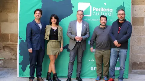 Els organitzadors de Perifèria Cultural amb el president de la Diputació. Foto: Cedida per la Diputació de Lleida