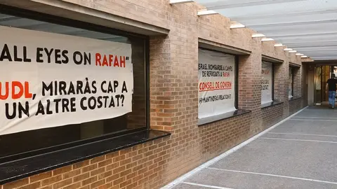 Imatge del Rectorat bloquejat. Foto: Lleida OJS