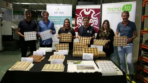 Joves d'Acudam, amb les safates. Foto: ACN