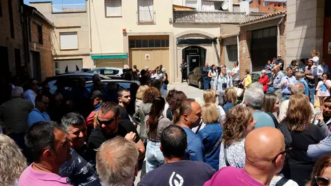 Concentració davant l'edifici ocupat. Foto: ACN